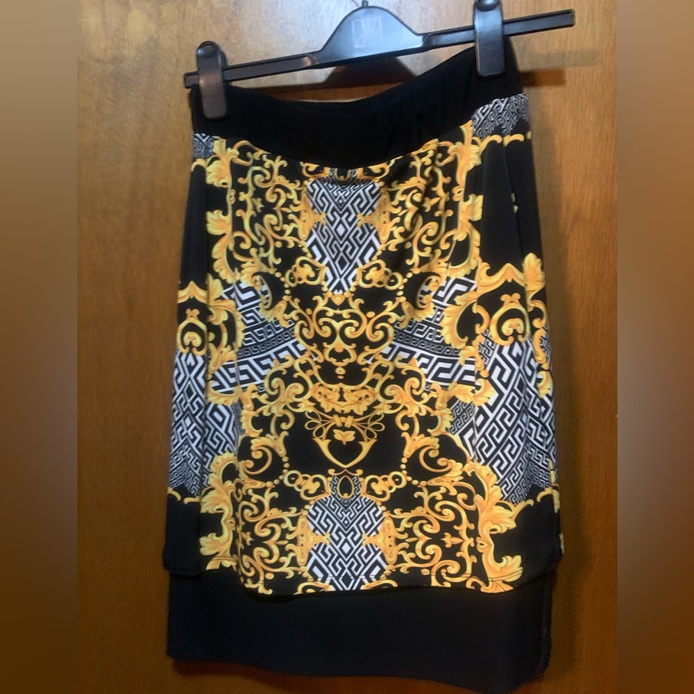 Gorgeous like new Joseph Ribkoff skirt, soft, sleek, sexyandclassy.pet/smokefree